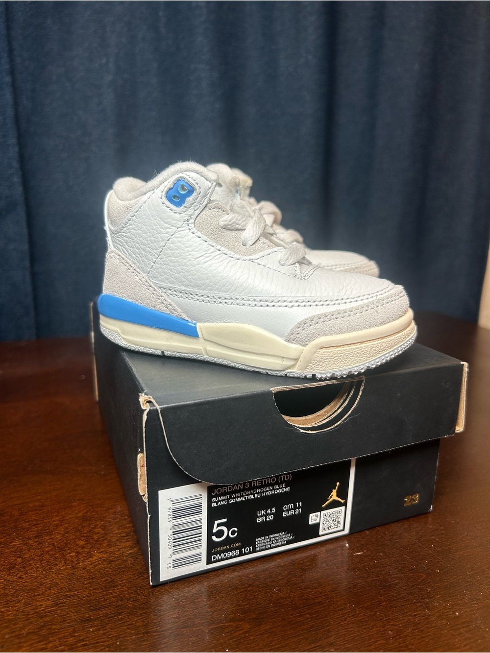 Air Jordan 3 Retro Boys Toddler 5c Summit White Hydrogen Blue DM0968-101 - Picture 2 of 10